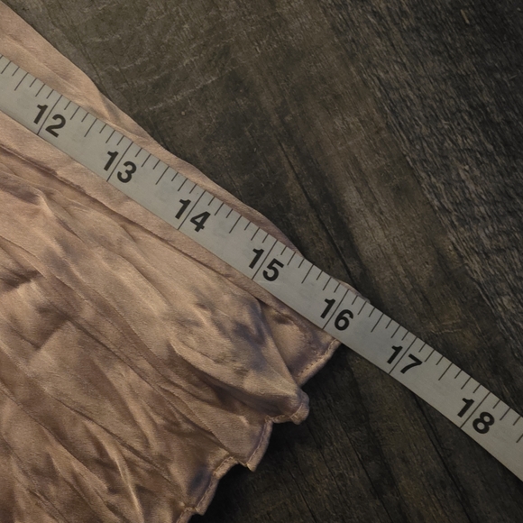 Vince Crushed Satin Pleated Shorts Champagne L NWT MSRP $245 - Picture 9 of 9